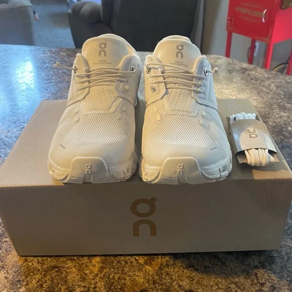 On Running-Cloud 5 White Athletic Shoes - Picture 3 of 3